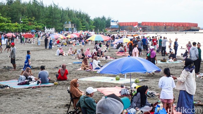 Wisatawan memadati Pantai Alam Indah, Tegal, Selasa (24/3/2026).
