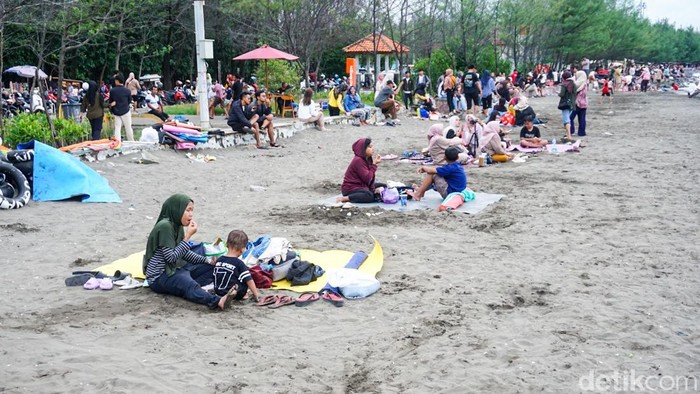 Wisatawan memadati Pantai Alam Indah, Tegal, Selasa (24/3/2026).