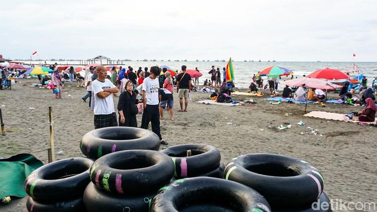 Pantai Alam Indah Tegal Dipadati Wisatawan Saat Libur Lebaran
