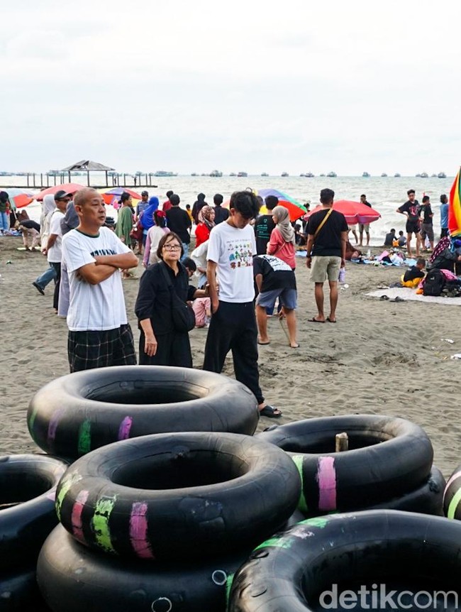 Pantai Alam Indah Tegal Dipadati Wisatawan Saat Libur Lebaran