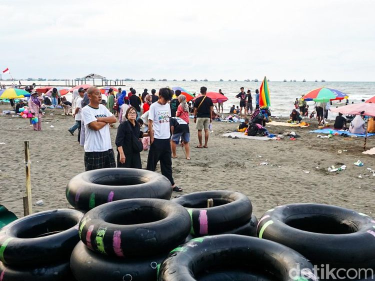Pantai Alam Indah Tegal Dipadati Wisatawan Saat Libur Lebaran