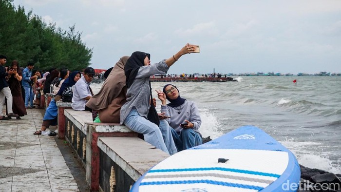 Wisatawan memadati Pantai Alam Indah, Tegal, Selasa (24/3/2026).