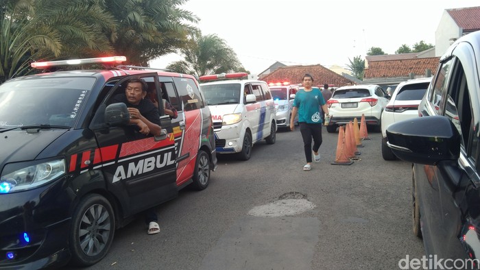 Para korban laka maut di Majalengka saat dibawa pulang ambulans ke Karawang.