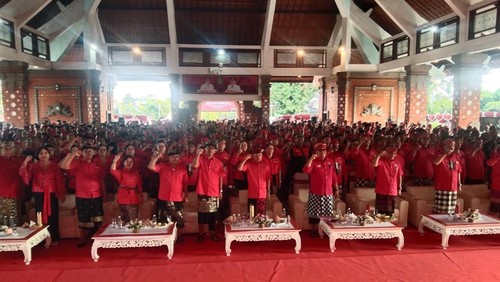 Pengukuhan ribuan pengurus PDIP dari DPC, PAC, ranting, dan anak ranting di Gedung Kesenian I Ketut Marya, Tabanan, Selasa (24/3/2026). (Krisna Pradipta/detikBali)