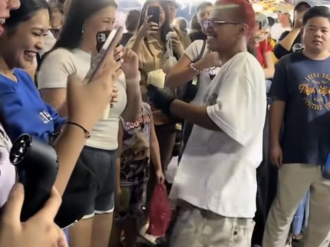 Penjual es tiru chris brown Viral! Penjual Es Nyentrik Mirip Chris Brown di Pasar Malam
