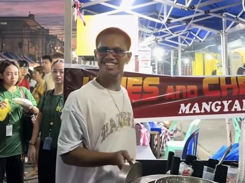 Penjual es tiru chris brown Viral! Penjual Es Nyentrik Mirip Chris Brown di Pasar Malam