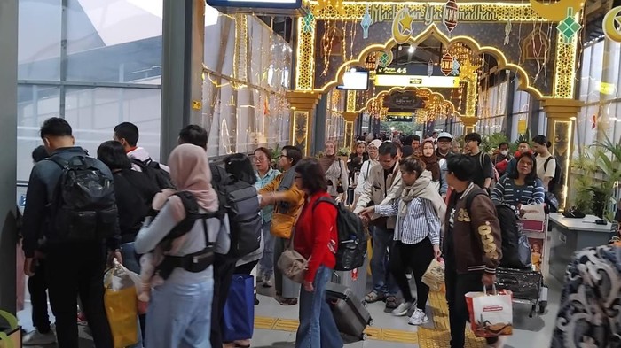 Penumpang KA di Stasiun Malang