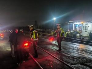 Polisi Siagakan Ambulans di Perlintasan KA Bagor Nganjuk Antisipasi Kecelakaan