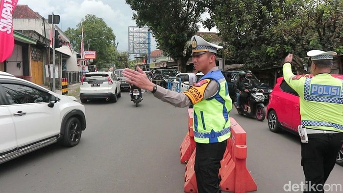 Petugas lakukan pengaturan arus lalu lintas di Malang