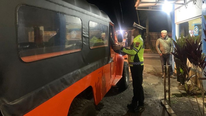 Petugas lakukan pengecekan jip wisata Gunung Bromo via Kabupaten Malang