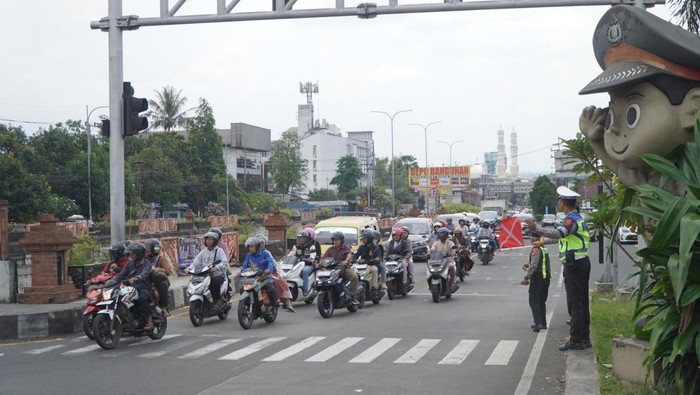Petugas melakukan pengaturan arus lalu lintas di Simpang Karanglo