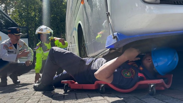 Petugas saat melakukan ramp check di objek wisata Kawah Putih, Ciwidey, Kabupaten Bandung, Selasa (24/3/2026).