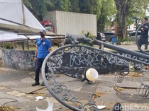 Tiang PJU di Kawasan Taman Pramuka Bandung Roboh