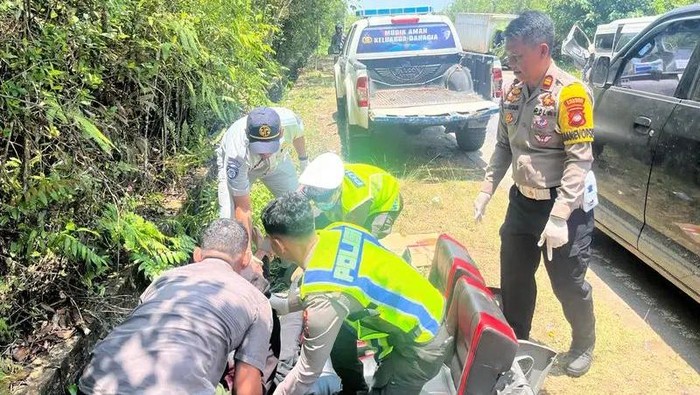 Petugas sedang olah TKP kecelakaan di Jalan Trans Kalimantan, Kubu Raya. (Dokumentasi Polres Kubu Raya)
