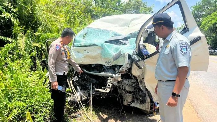 Petugas sedang olah TKP kecelakaan di Jalan Trans Kalimantan, Kubu Raya. (Dokumentasi Polres Kubu Raya)