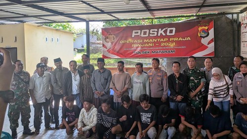 Polisi dan stakeholder terkait melakukan mediasi terhadap kasus pengeroyokan di Mataram, NTB di Polsek Mataram, Selasa (24/3/2026). (Foto : Dok Polsek Mataram).