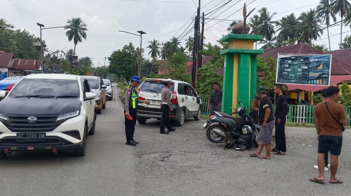Polisi melakukan olah TKP lokasi kecelakaan lalu lintas yang melibatkan sepeda motor Honda Scoopy dengan mobil Toyota Avanza di Konawe Utara.