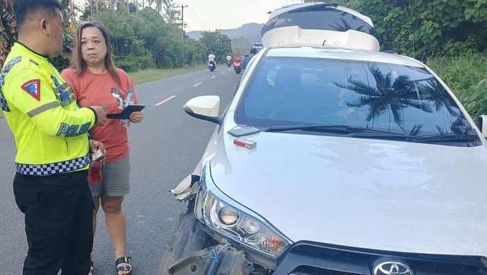 Polisi melakukan olah TKP pengendara motor tabrakan dengan mobil di Minahasa Selatan.