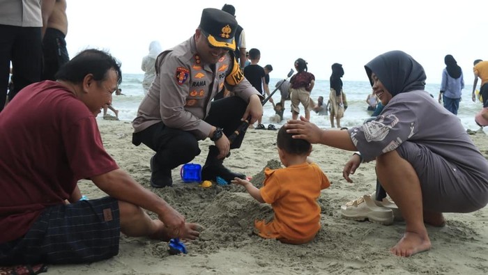 Polisi membantu pengamanan di Pantai Dalegan