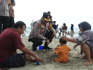 3.000 Wisatawan Padati Pantai Dalegan, Kapolres Gresik Pastikan Aman