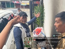 Rumah Warga di Palembang Dilempar Diduga Molotov, Pelaku Terekam CCTV