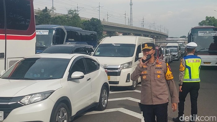 Polisi mengatur arus lalu lintas yang padat di Tol Purbaleunyi.