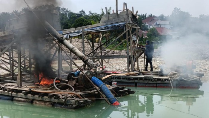 Polres Kuansing memusnahkan tiga unit rakit (dompeng) untuk aktivitas penambangan emas tanpa izin (PETI) di Kecamatan Kuantang Tengah, Kuansing, Selasa (23/3/2026).