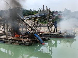 Tindak Tegas Tambang Ilegal, Polisi Bakar 3 Rakit PETI di Kuansing