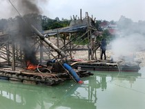 Tindak Tegas Tambang Ilegal, Polisi Bakar 3 Rakit PETI di Kuansing