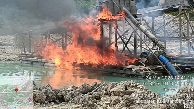 Polres Kuansing memusnahkan tiga unit rakit (dompeng) untuk aktivitas penambangan emas tanpa izin (PETI) di Kecamatan Kuantang Tengah, Kuansing, Selasa (23/3/2026).