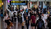 PT. Angkasa Pura Indonesia (InJourney Airports) mencatat pergerakan arus balik Lebaran 2026 pada Selasa (24/3) mencapai 190.429 orang yaitu 90.749 penumpang keberangkatan dan 99.680 penumpang kedatangan dengan total pergerakan pesawat 1.184 penerbangan. Foto: ANTARA FOTO/Putra M. Akbar 