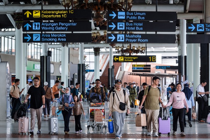 Penumpang pesawat berjalan keluar dari terminal kedatangan di Terminal 2 Bandara Soekarno-Hatta, Tangerang, Banten, Selasa (24/3/2026). PT. Angkasa Pura Indonesia (InJourney Airports) mencatat pergerakan arus balik Lebaran 2026 pada Selasa (24/3) men