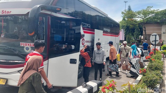 Potret pemudik yang akan kembali ke perantauan di akhir libur Lebaran.