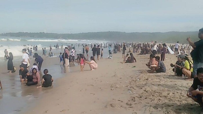 Ribuan wisatawan padati kawasan Pantai Sawarna Kabupaten Lebak Banten pada hari ketiga liburan lebaran 2026. (ANTARA/HO-Balawista)