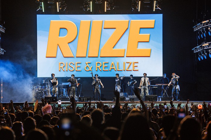 Penampilan RIIZE di Lollapalooza Amerika Latin.