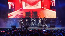 Potret Penampilan RIIZE di Lollapalooza Amerika Latin