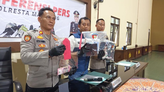 Barang bukti dugaan pembunuhan perempuan terhadap lansia di Desa Dukun, Kecamatan Dukun, Kabupaten Magelang dalam konferensi pers, Selasa (24/3/2026).