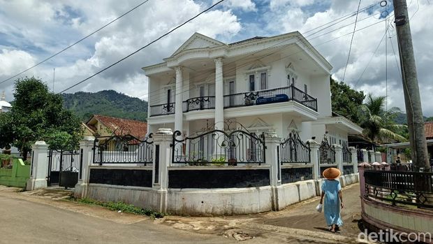 Salah satu rumah mewah di kompleks Desa Jambu, Wanareja, Cilacap yang dijuluki Kampung Sultan.