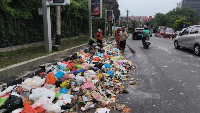 Sampah dari truk sampah yang tercecer di depan hotel di Jalan Papandayan, Kecamatan Candisari, Kota Semarang, Selasa (24/3/2026).