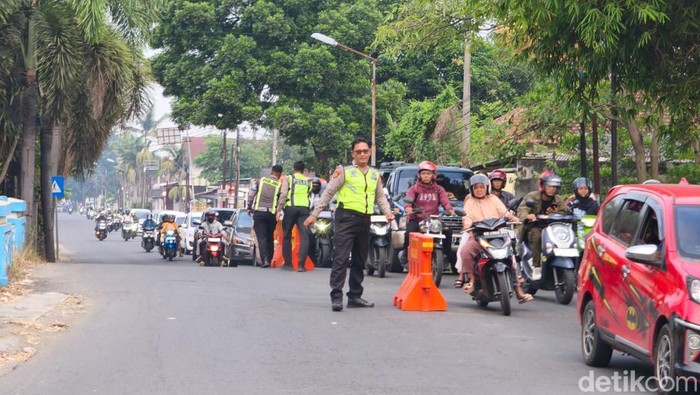 Satlantas Polres Blitar melakukan rekayasa lalu lintas