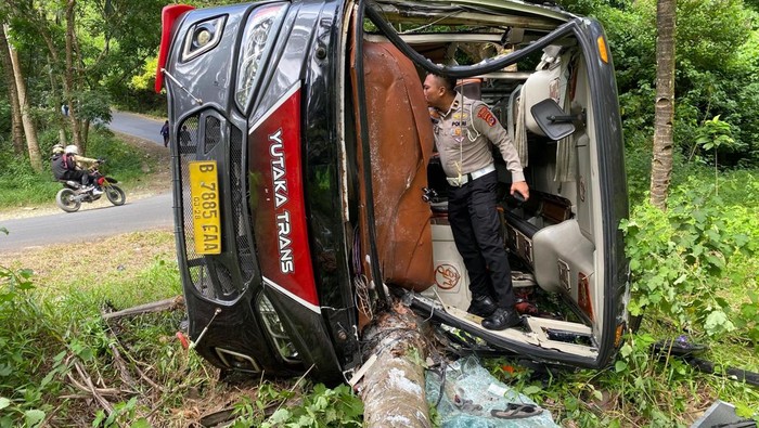 Sebuah bus mengalami kecelakaan di jalan Raya Bayah-Sawarna