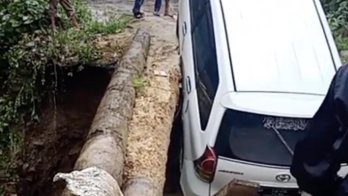 Sebuah mobil di Kabupaten Bulukumba jatuh terperosok usai jembatan darurat yang dilintasinya tiba-tiba ambruk. Dokumen Istimewa