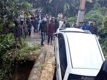 Mobil Terperosok di Jembatan Darurat Bulukumba yang Ambruk, Akses Terputus