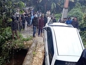 Mobil Terperosok di Jembatan Darurat Bulukumba yang Ambruk, Akses Terputus