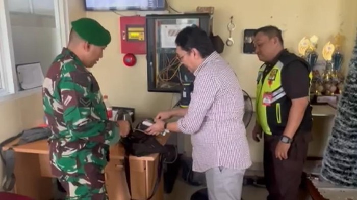 Sebuah tas berisi uang tunai hingga puluhan ribu dolar Amerika Serikat berhasil ditemukan dan dikembalikan utuh kepada pemiliknya.