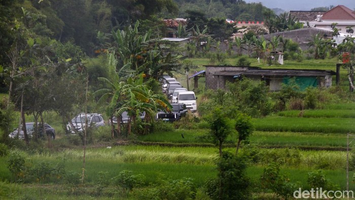 Sejumlah kendaraan pemudik melintas di jalan perkampungan dan area persawahan di Kalurahan Tirtomartani, Kalasan, Sleman, Selasa (24/3/2026), mereka mengikuti rute dari Google Maps menuju Gerbang Tol Purwomartani.