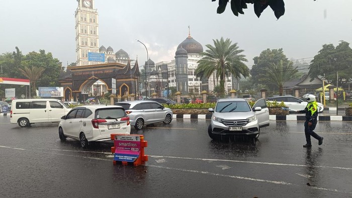 Sejumlah mobil hendak terobos one way di Puncak Bogor