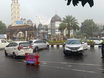 Polisi Putar Balik Sejumlah Mobil Hendak Terobos One Way di Puncak Bogor