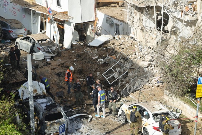 Personel layanan darurat Israel berkumpul di lokasi serangan rudal Iran di Tel Aviv pada 24 Maret 2026. Iran meluncurkan gelombang rudal baru terhadap Israel pada 24 Maret, beberapa jam setelah Presiden AS Donald Trump memuji pembicaraan 