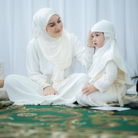Amala Puti Sabai Akbar, putri dari Irish Bella, tampil dalam balutan busana serta hijab serba putih yang senada dengan ibunda. Foto: Dok. Instagram @_irishbella_.